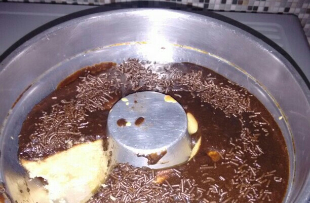 Bolo de farinha de trigo com cobertura de chocolate