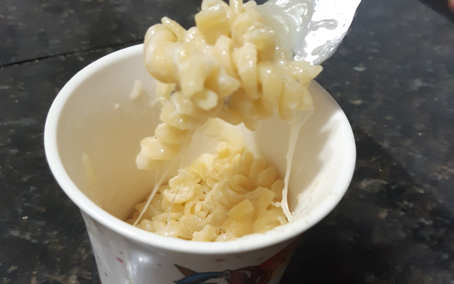 Macarrão de queijo na caneca