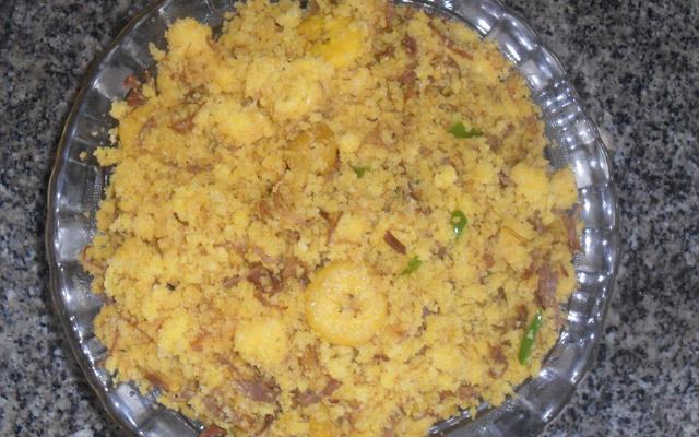 Cuscuz com lombo e banana da terra