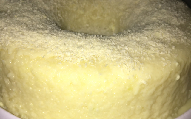 Bolo de tapioca com calda