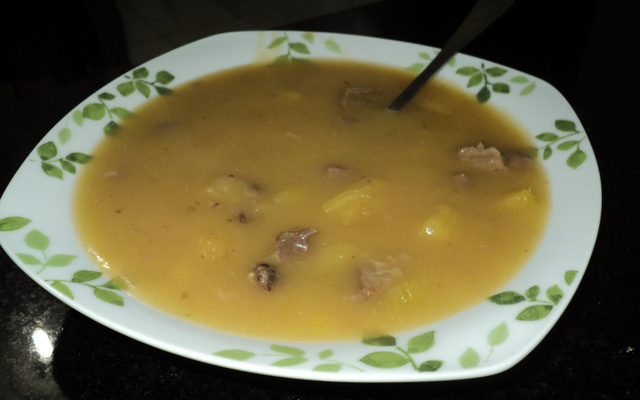 Deliciosa sopa de mandioca com costela