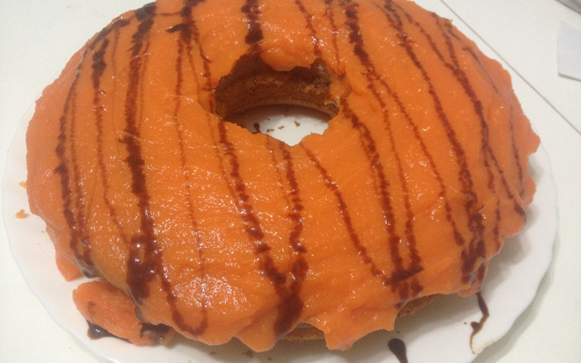 Bolo de cenoura com recheio e cobertura