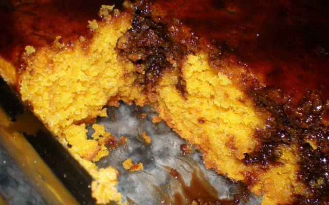 Bolo de cenoura com cobertura crocante de chocolate da Rosineide