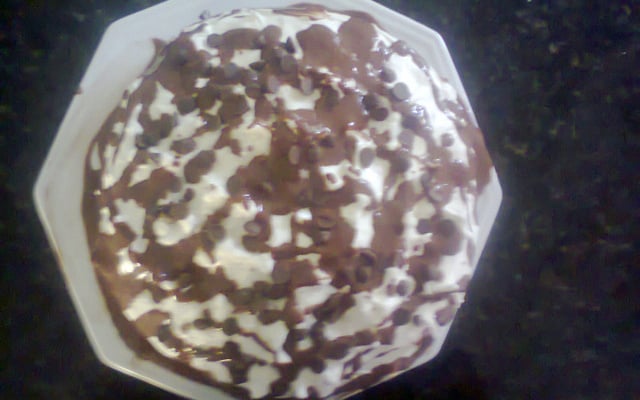 Bolo de chocolate com cobertura de marshmallow