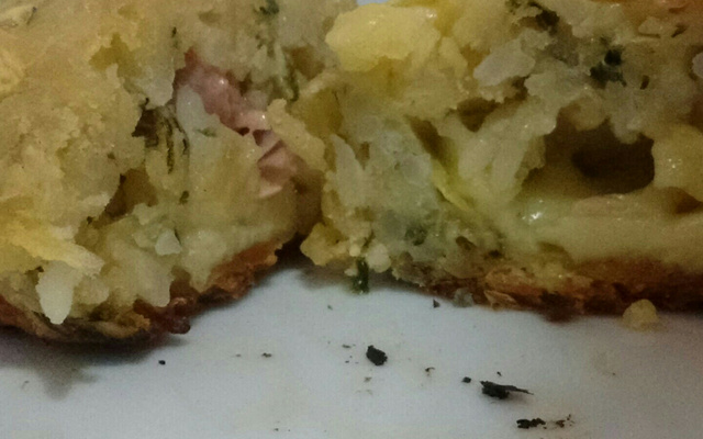 Bolinho de arroz recheado com queijo