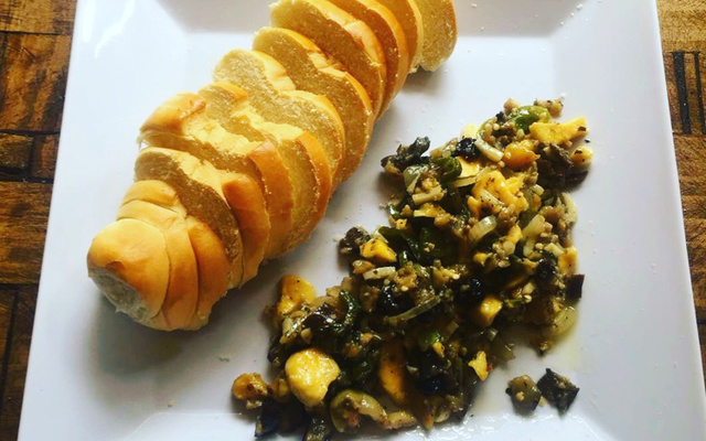 Antepasto de berinjela com banana da terra