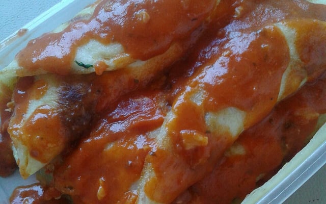 Panquecas ao molho vermelho recheadas com frango e maionese