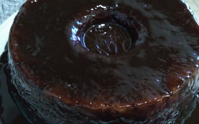 Bolo de fubá fofinho com cobertura de chocolate