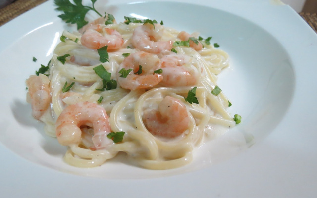 Macarrão com camarão ao molho de quatro queijos