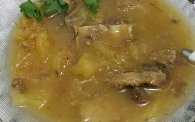 Sopa de mandioca com costela bovina
