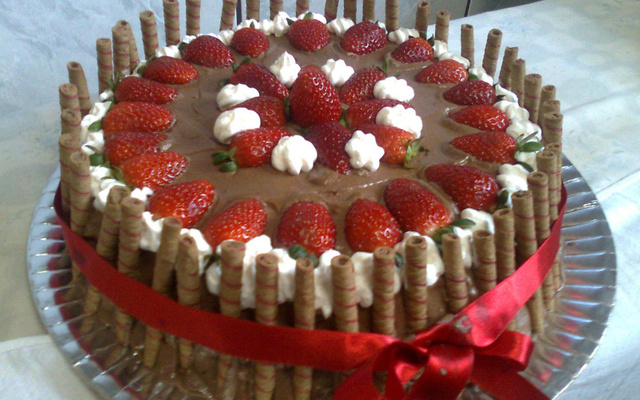 Bolo de morango com mousse de chocolate