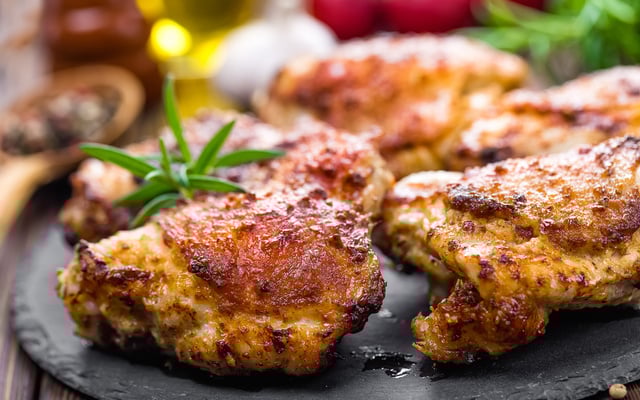 Peito de frango com molho branco e alecrim