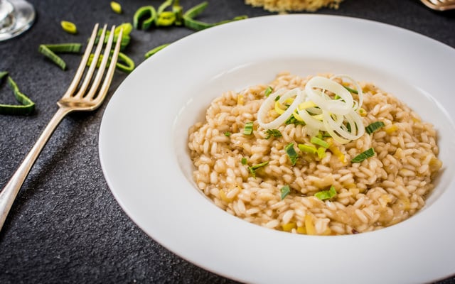 Risoto de alho-poró com filé mignon ao creme de queijo
