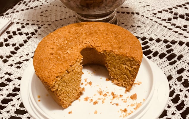 Bolo integral de laranja com casca