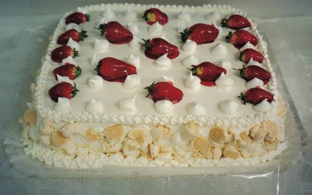 Bolo merengue de morango