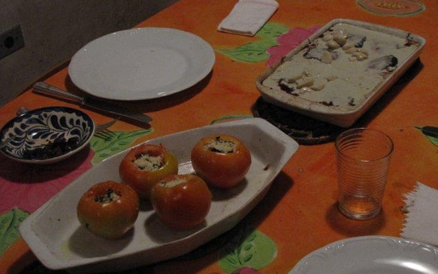 Filé mignon ao molho gorgonzola e tomates recheados