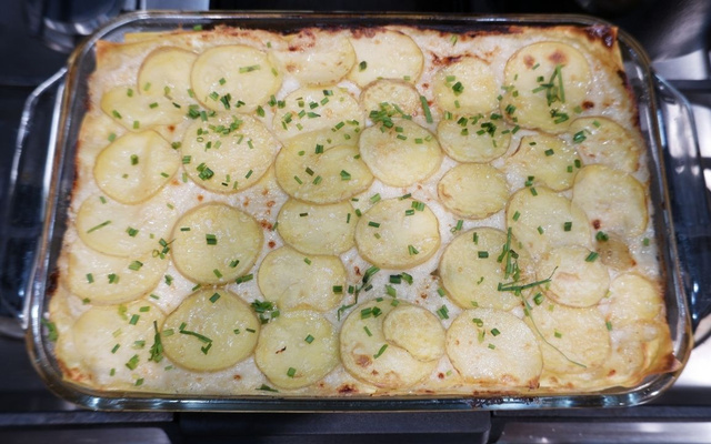 Lasanha bagual finalizada com molho branco e batatas