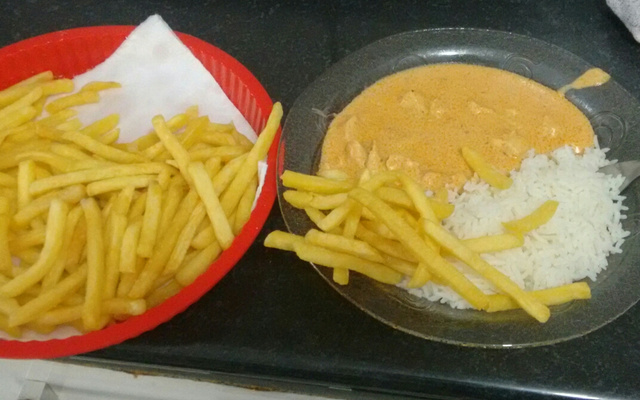 Estrogonofe com queijo e batata frita