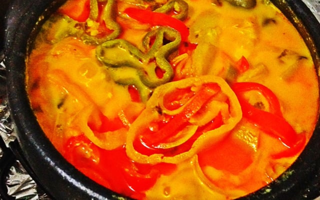 Moqueca de peixe na panela de barro