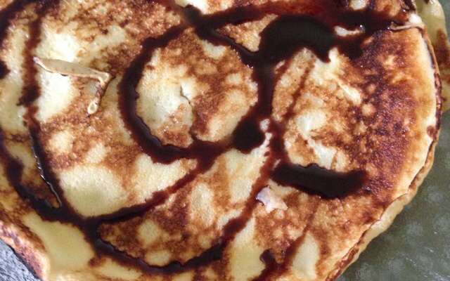 Panqueca americana com calda de chocolate