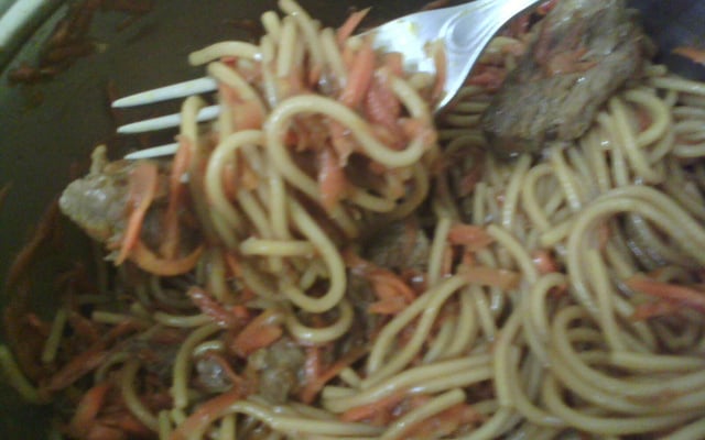 Espaguete ao molho shoyu com cenoura, gengibre e carne