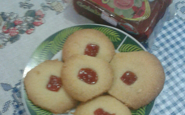 Biscoitinhos de manteiga com goiabada