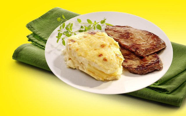 Batata gratinada ao creme de aspargos