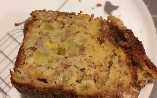 Bolo de granola com maçã e banana