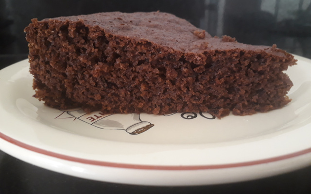 Bolo de nescau com café