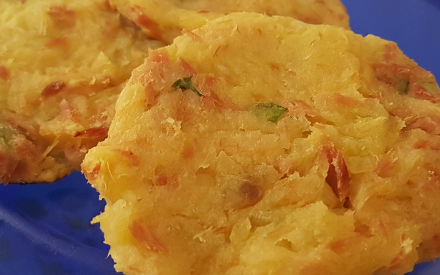 Bolinho de batata doce com atum