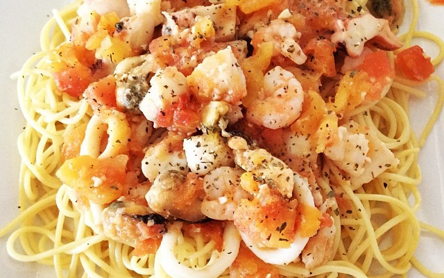 Espaguete com tomates frescos e frutos do mar