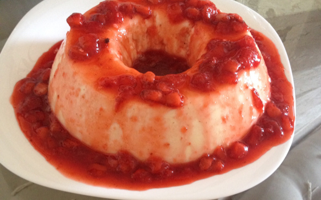 Pudim de iogurte grego com calda de morango