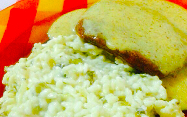 Filé mignon ao molho de mostarda com risoto de alho-poró