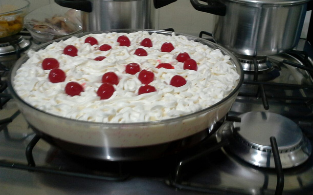 Taças de gelatina com creme e chantily