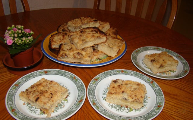 Cuca de banana com farofa