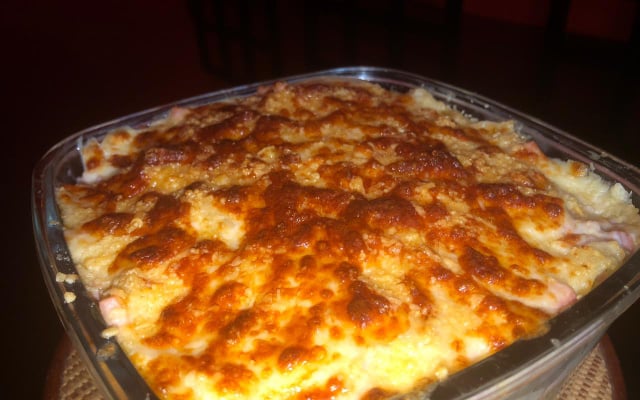 Talharim com molho branco, presunto e queijo