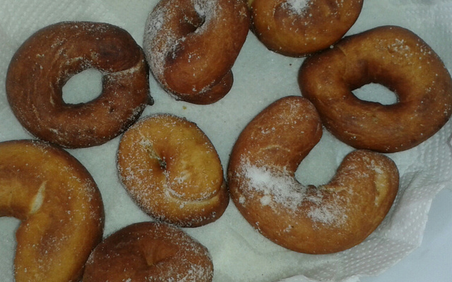 Rosquinha de leite condensado simples e fácil.