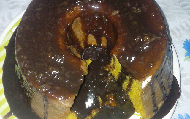 Bolo de cenoura com calda de chocolate que derrete na boca