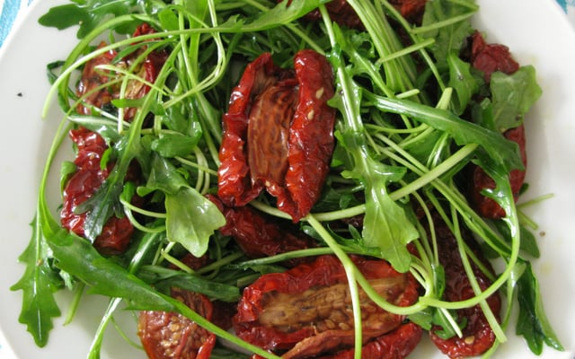 Salada de rúcula com tomate seco