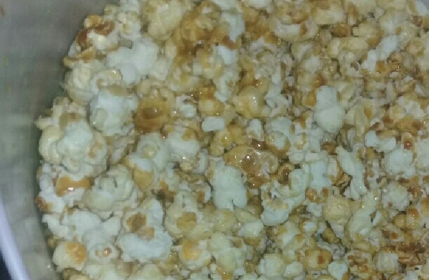 Pipoca caramelizada feita no fogão