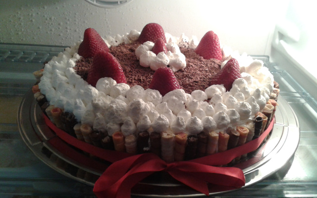 Bolo de chocolate e morango com Twix