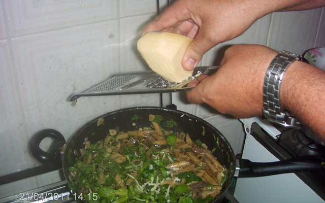 Penne com agrião à moda Ravanelli