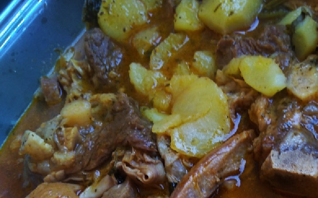 Rabada ou costela com agrião e batata