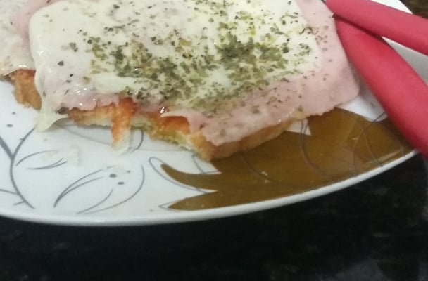 Pizza de pão no micro-ondas