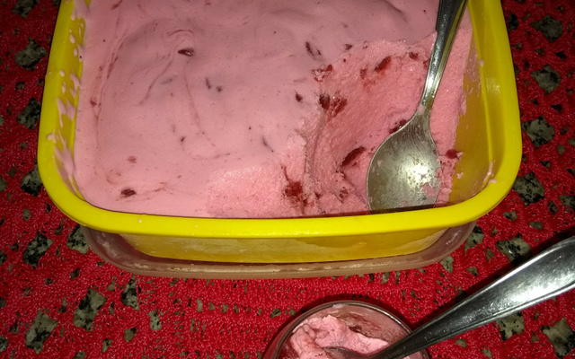 Sorvete de gelatina de morango