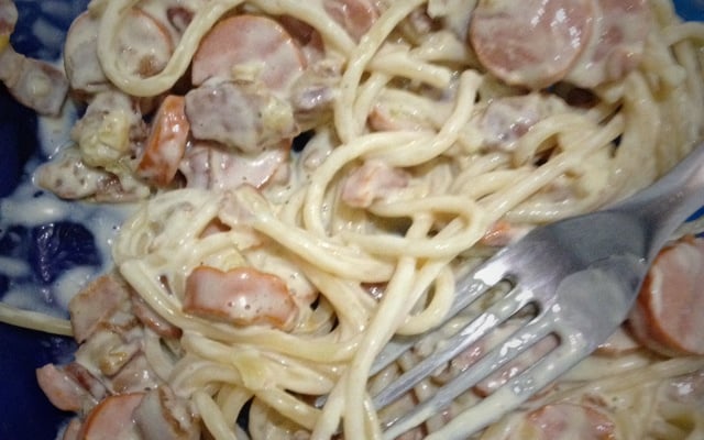 Macarronada ao molho branco com bacon e calabresa