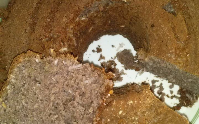 Bolo de açaí com coco ralado