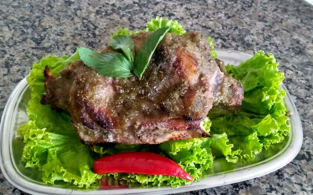 Costeleta de cordeiro ao molho de hortelã