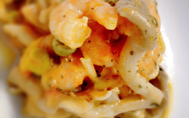 Talharim ao molho de camarões e shiitake