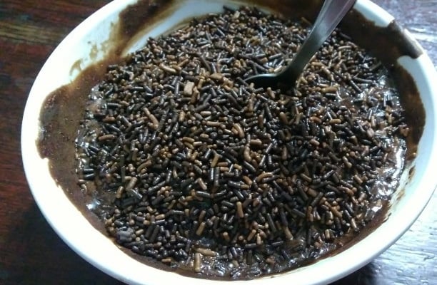 Bolo de caneca sem ovo com cobertura de chocolate